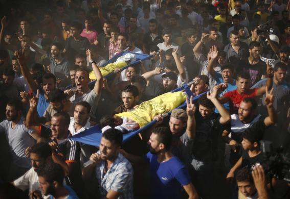 مراسم خاکسپاری 2 کودک فلسطینی که در جریان حملات اسرائیل به غزه کشته شده اند (رویترز)