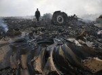سقوط هواپیمای مالزیایی MH17  در منطقه دونتسک و کشته شدن کلیه مسافرین و خدمه (رویترز)