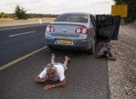 دو اسرائیلی در قسمت شمالی نوار غزه به دنبال آژیر خطر حمله موشکی در کنار جاده پناه گرفته اند(رویترز)