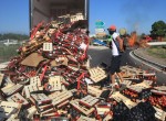 آتش زدن جعبه های هلوی اسپانیایی در جنوب فرانسه در اعتراض به قیمت پایین میوه های وارداتی(آژانس خبری اروپا)