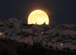 پدیده ابر ماه یا ماه افروختگی که هر 412 روز یک بار رخ می دهد در جنوب اسپانیا(رویترز)