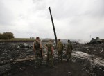 نیروهای طرفدار روسیه در محل سقوط هواپیمای MH17  مالزی در دونتسک (رویترز)