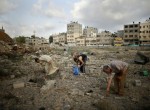 بازماندگان یک خانواده فلسطینی به دنبال اعضای بدن کسانی که به دنبال حمله هوایی اسرائیل در زیر آوار مدفون شده اند(رویترز)