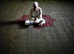 قران خوانی مرد مسلمان مصری در ماه رمضان (رویترز)