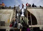 مهاجرین مکزیکی امیدوار به عبور از مرز ایالات متحده (رویترز)