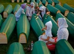 ادامه یافته شدن اجساد قربانیان نسل کشی صرب ها و عزاداری زنان بوسنیایی