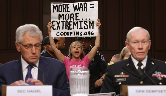 فعالان ضد جنگ، وزیر دفاع آمریکا را غافلگیر کردند+ عکس