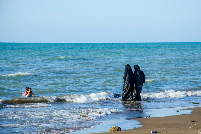 نجات 11زن و مرد در آستارا از غرق شدن در دریای خزر